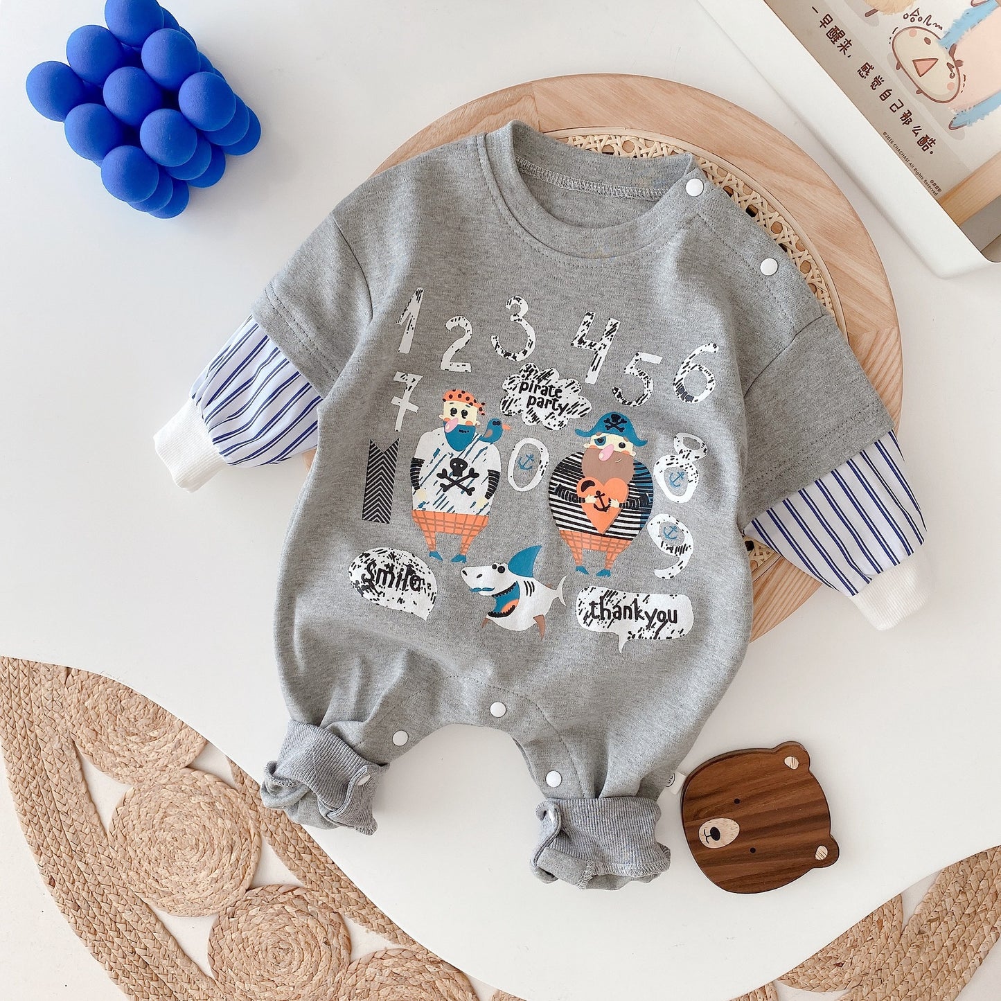 春秋のおでかけがもっと可愛くなる 男の子ベビーカバーオール 重ね着風カートゥーンプリント コットン 長袖 グレー・ホワイト 66~90