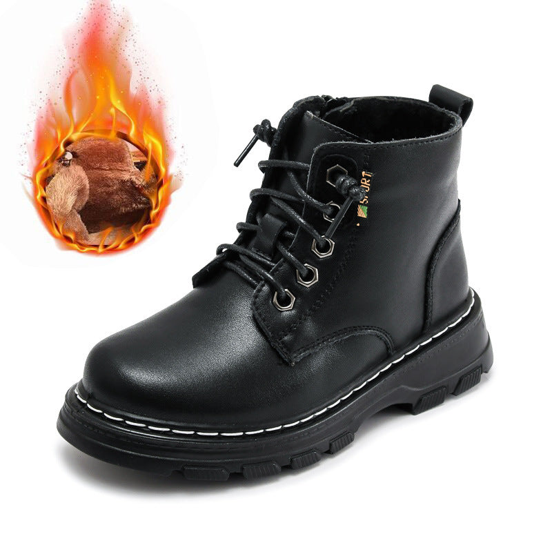 黒色の子ども用マーティンブーツを左右ペアで並べた画像
