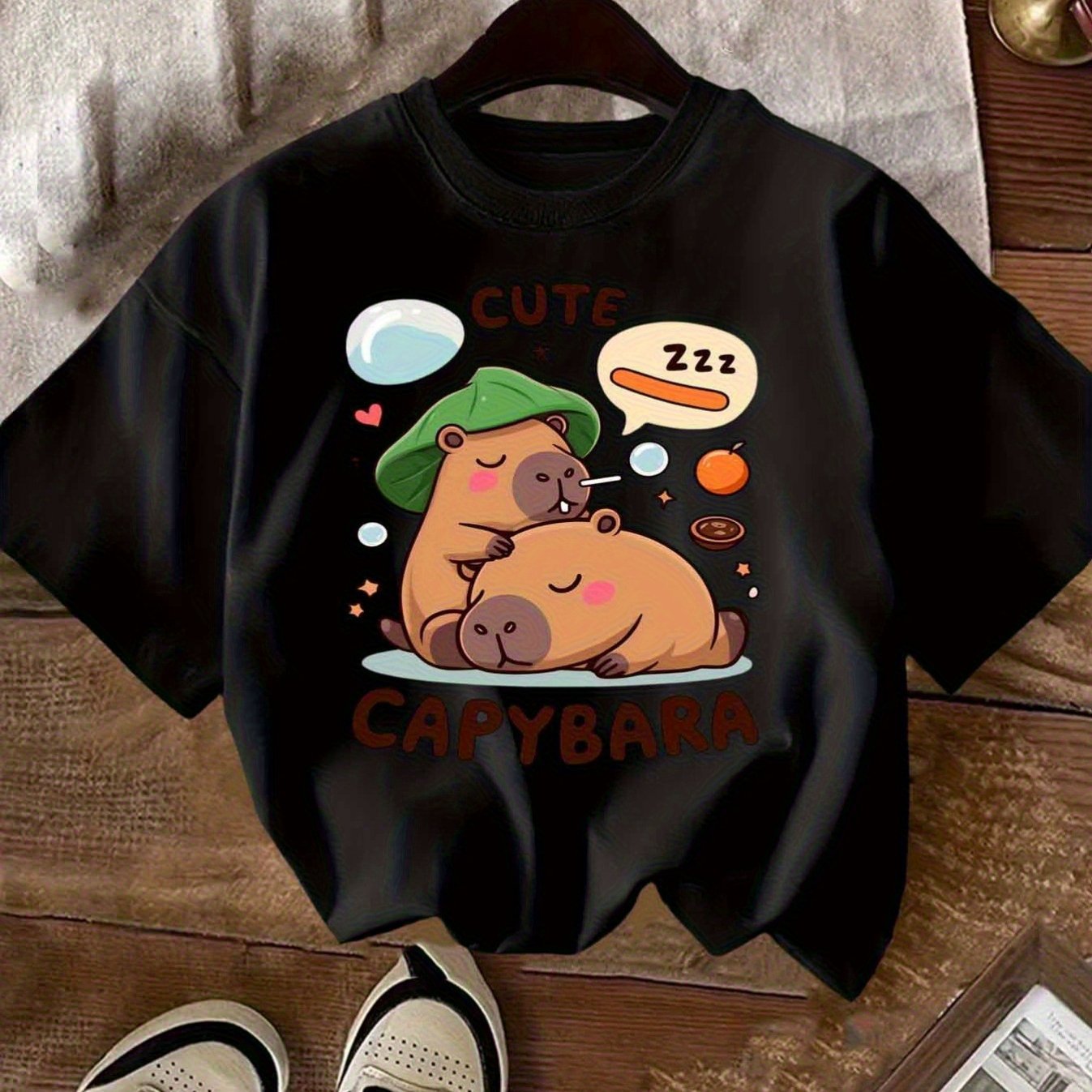 帽子をかぶったカピバライラスト入りキッズTシャツ 胸元アップ
