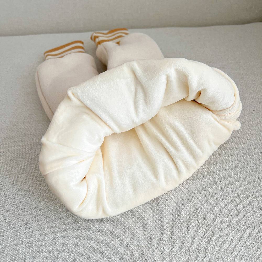 冬のおうち時間にぴったりなふわふわ裏フリースベビーパンツを椅子の上に置いた写真
