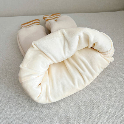 冬のおうち時間にぴったりなふわふわ裏フリースベビーパンツを椅子の上に置いた写真
