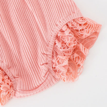 ピンクのハーレムパンツ 裾レースディテール 生地アップ
