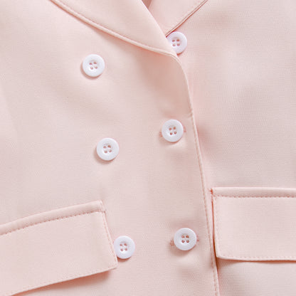 前ボタン付きピンクコートの胸元とポケット周りが分かるアップ画像
