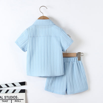 さらっと軽い着心地で夏のきちんと感が叶う 男の子半袖シャツ＆ショートパンツセット 立体ストライプ風デザイン シングルボタン ポリエステル 90〜150cm