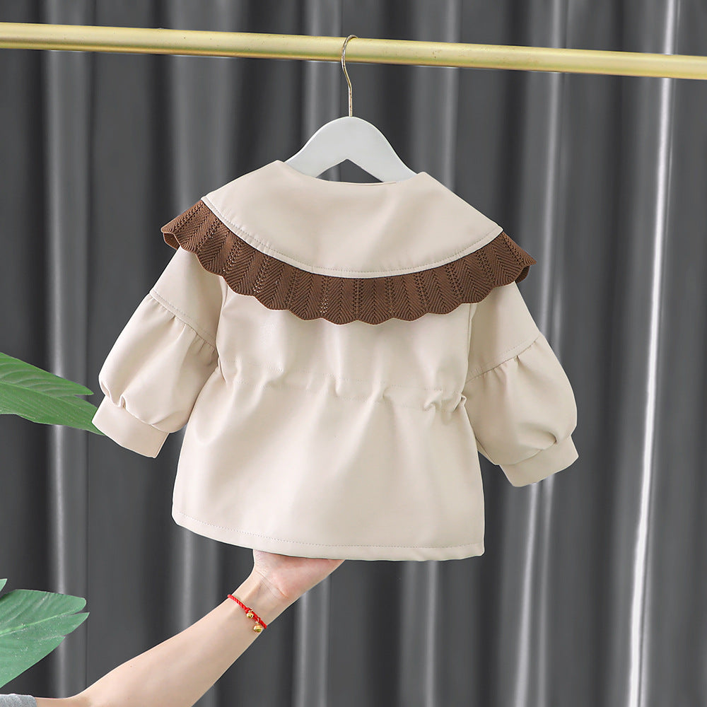 ホワイトカラーのふんわりフレアシルエットキッズコート
