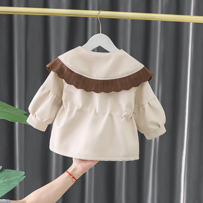 ホワイトカラーのふんわりフレアシルエットキッズコート
