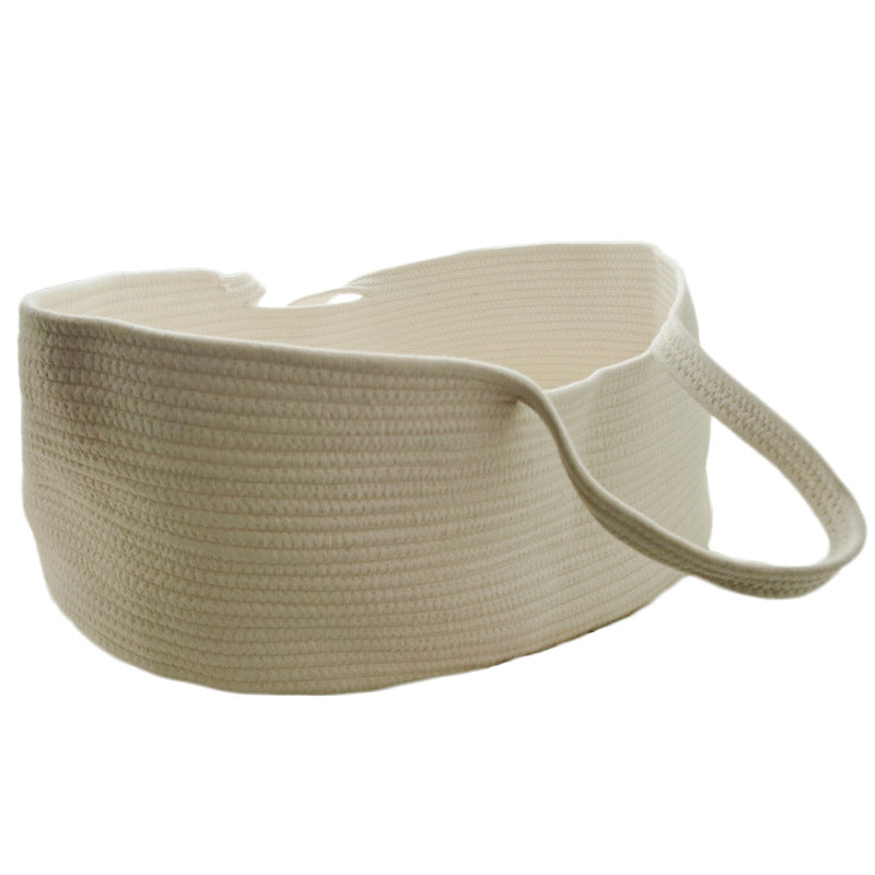 クリーミーホワイトのコットンロープベビーベッドに赤ちゃんが寝ている写真（ポータブルベビーバスケット）
