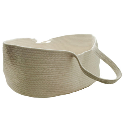 クリーミーホワイトのコットンロープベビーベッドに赤ちゃんが寝ている写真（ポータブルベビーバスケット）
