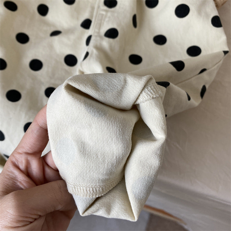 裾の丸みあるラインが見えるオフホワイトドット柄ロングパンツの裾ディテール画像
