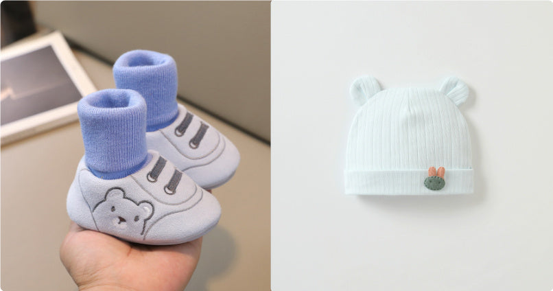 11〜13cm赤ちゃん用 室内向けやわらか布ルームシューズ 滑り止め付き 靴下一体型 ブルーグレー 男女兼用トドラーシューズと、となりに並んだくま耳ニット帽のイメージ写真
