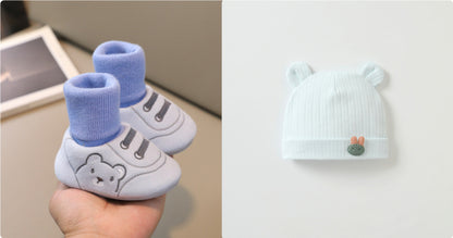 11〜13cm赤ちゃん用 室内向けやわらか布ルームシューズ 滑り止め付き 靴下一体型 ブルーグレー 男女兼用トドラーシューズと、となりに並んだくま耳ニット帽のイメージ写真
