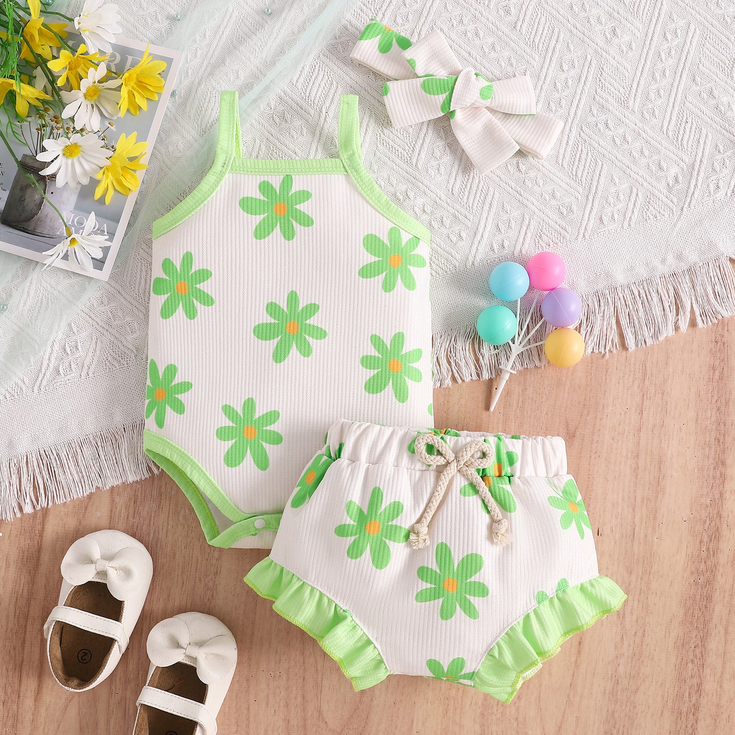 グリーンの花柄ノースリーブトップスとフリルショーツのセット全体（リボン付き）
