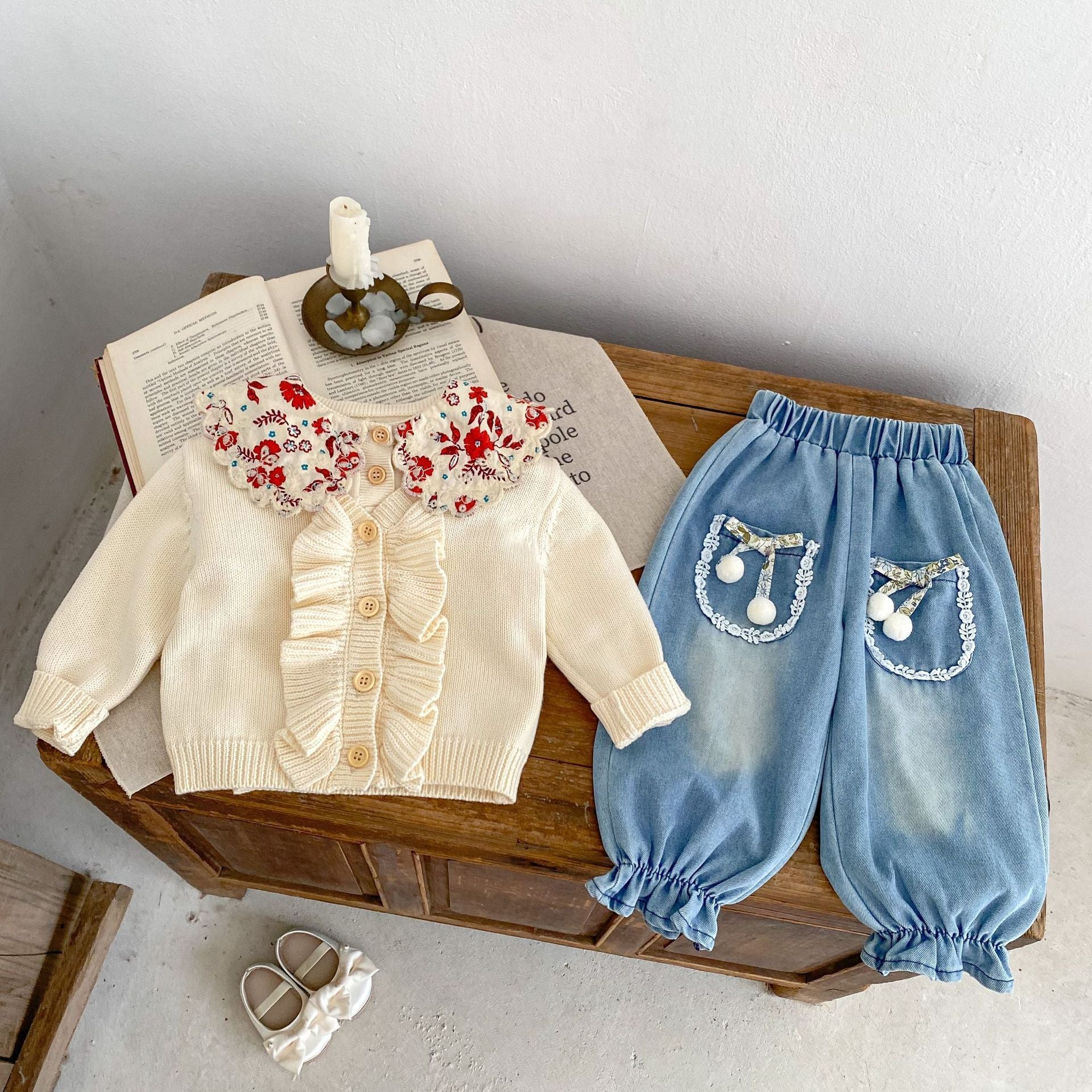 アプリコットホワイトの柔らかい色味のベビーカーディガン
