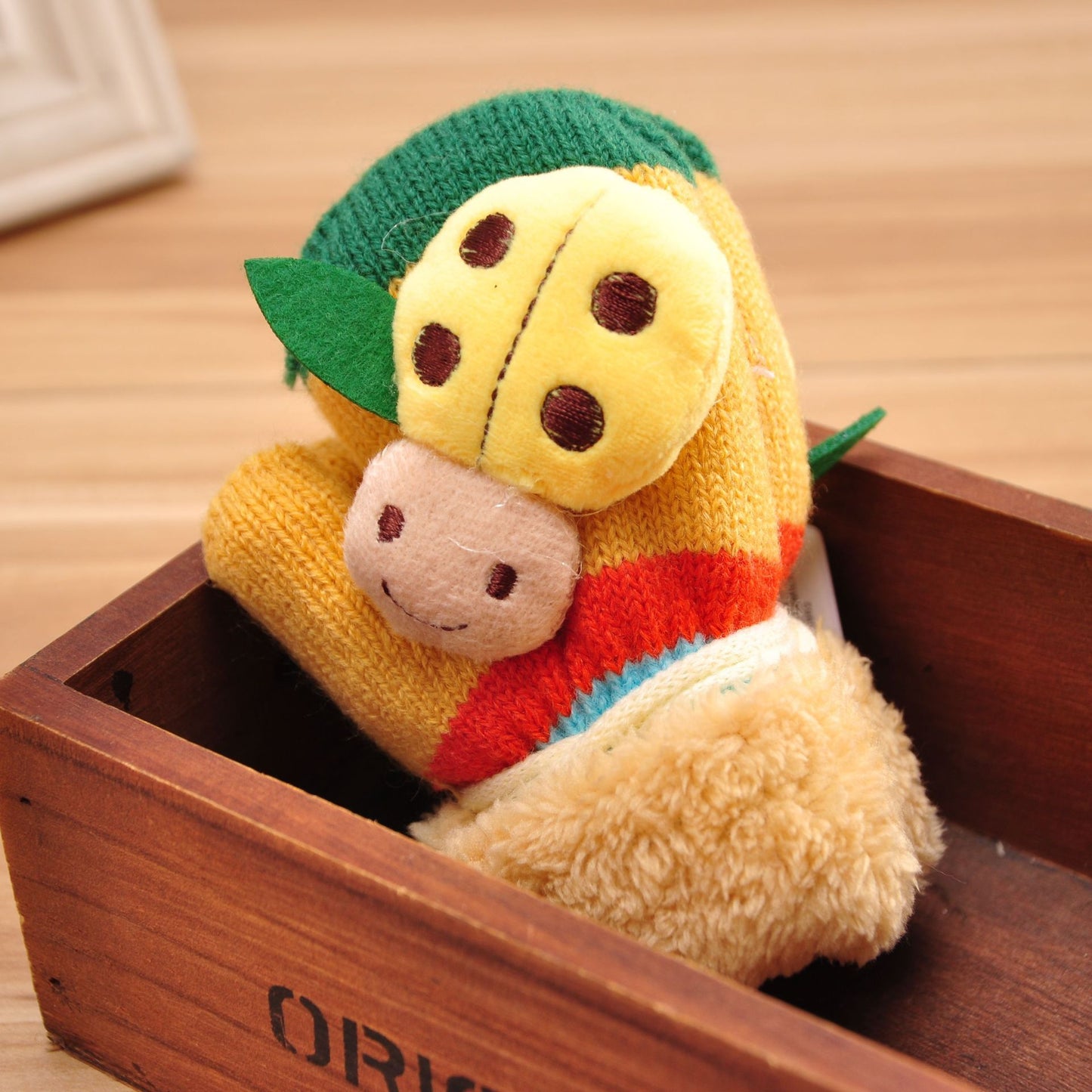 ライトイエローカラー手袋の平置き写真
