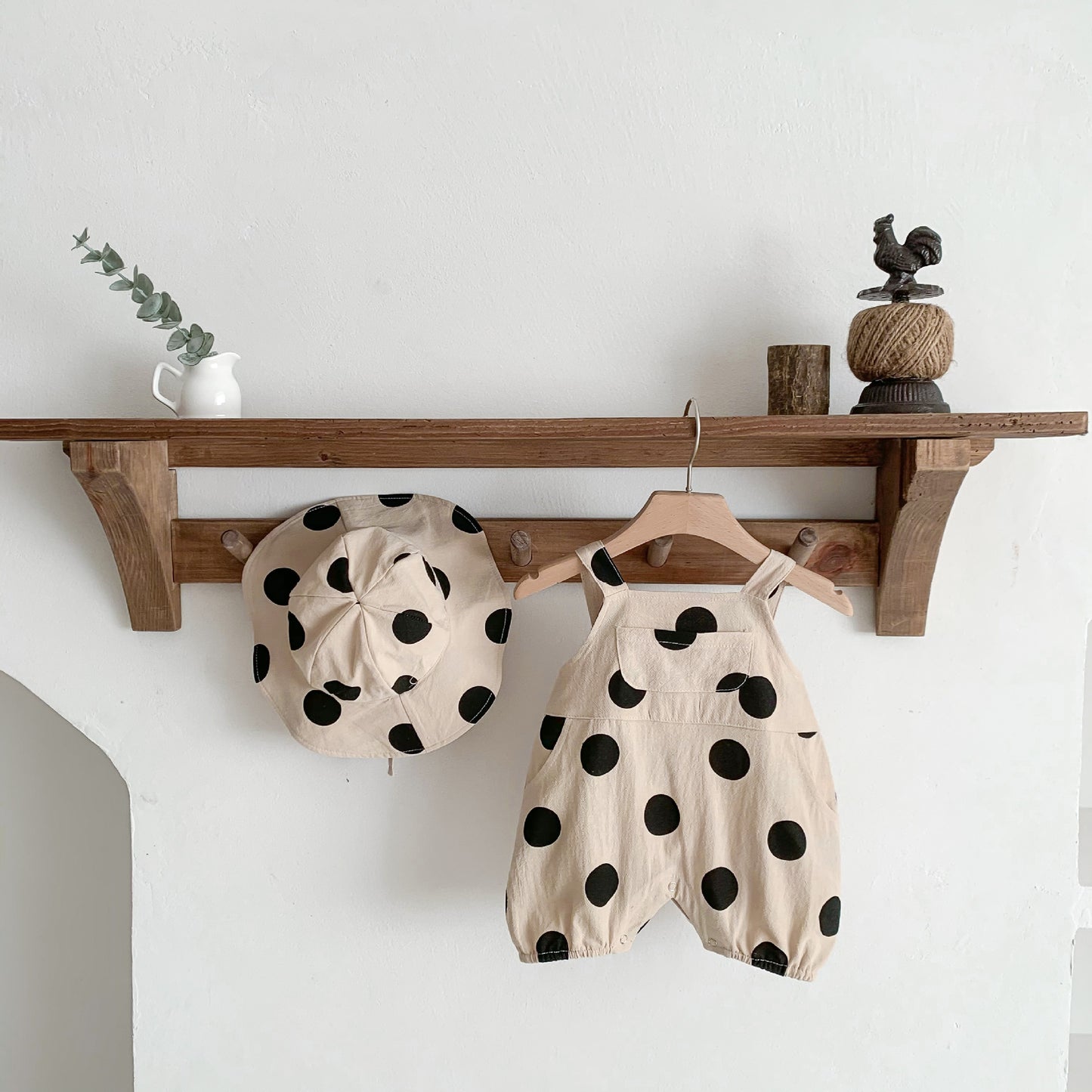 ドット柄ベビー帽子とサロペットロンパースのセットイメージ
