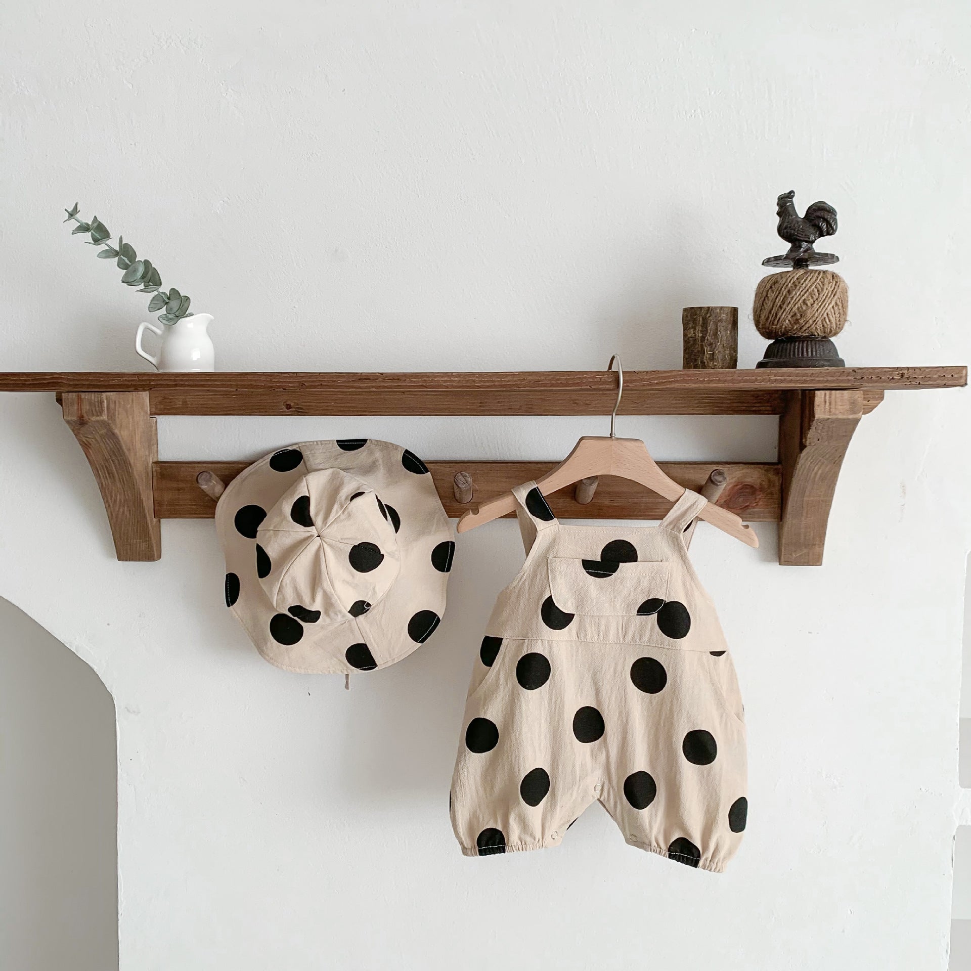 ドット柄ベビー帽子とサロペットロンパースのセットイメージ
