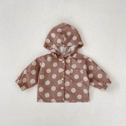 棚の上にディスプレイされたアプリコット色のベビー長袖ジャケットと小物
