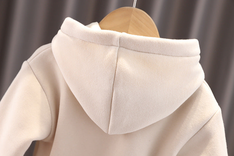 ふわもこ素材のベストと長袖トップスのディテール写真
