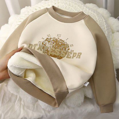 やわらかな光の中で撮影されたラムウール風キッズトレーナー
