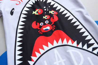 フード付きシャーク柄ボーイズUVサーフスーツ｜前開きジップのラッシュガード一体型（90・100・110・120・130・140cm／3色）