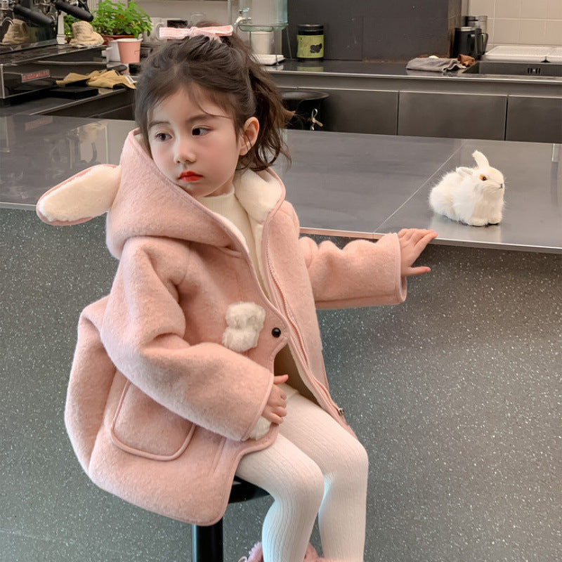 フェイクファーフードの近接ディテール
