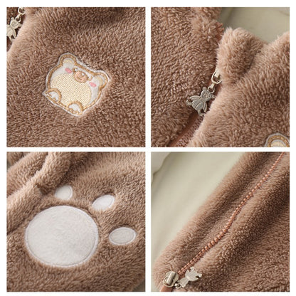 ジッパー仕様の前開き部分が分かるベビーフリースカバーオールのクローズアップ
