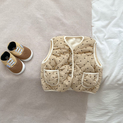 カーキとアプリコットの二色のドット柄ベビーベストを並べた画像
