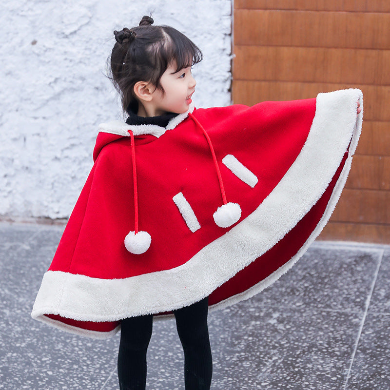 赤いトナカイ風ケープコートを着て後ろ姿を見せる女の子
