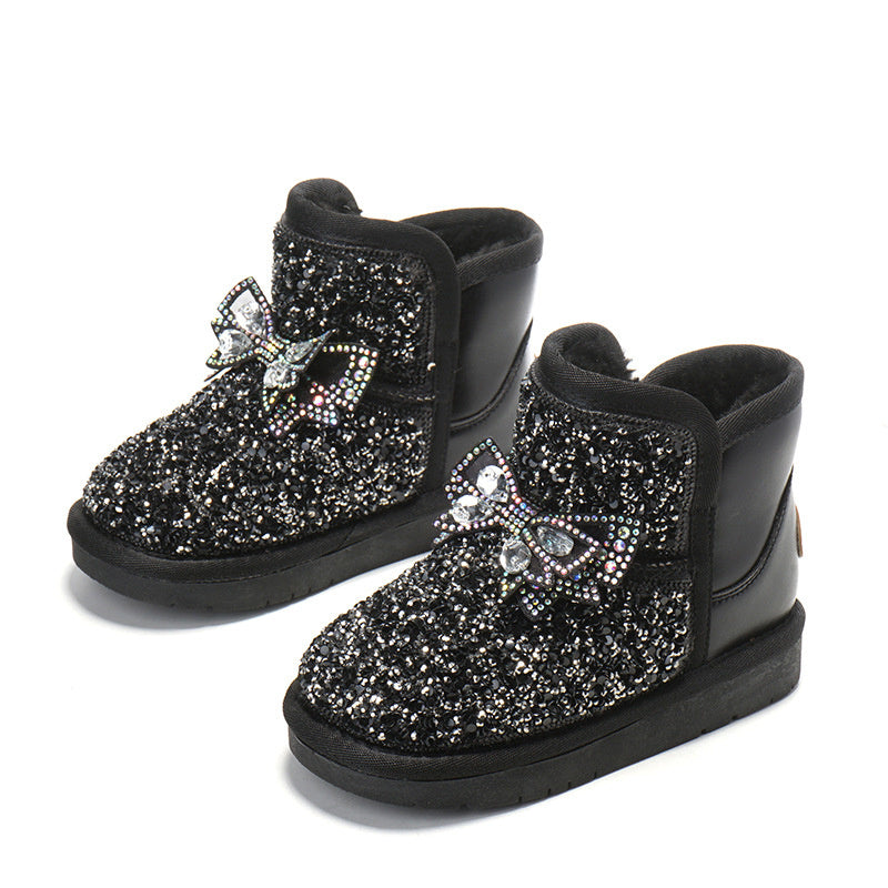 ブラックカラーのグリッターブーツを斜め横から撮影した画像
