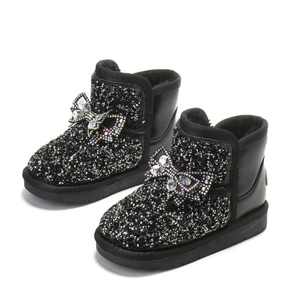 ブラックカラーのグリッターブーツを斜め横から撮影した画像
