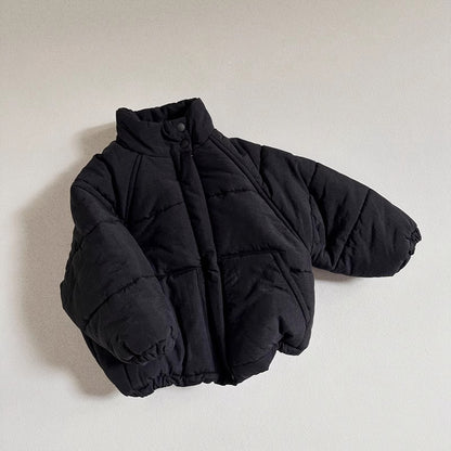 スタンドカラーと前ファスナーが特徴の韓国風キッズジャケット正面写真
