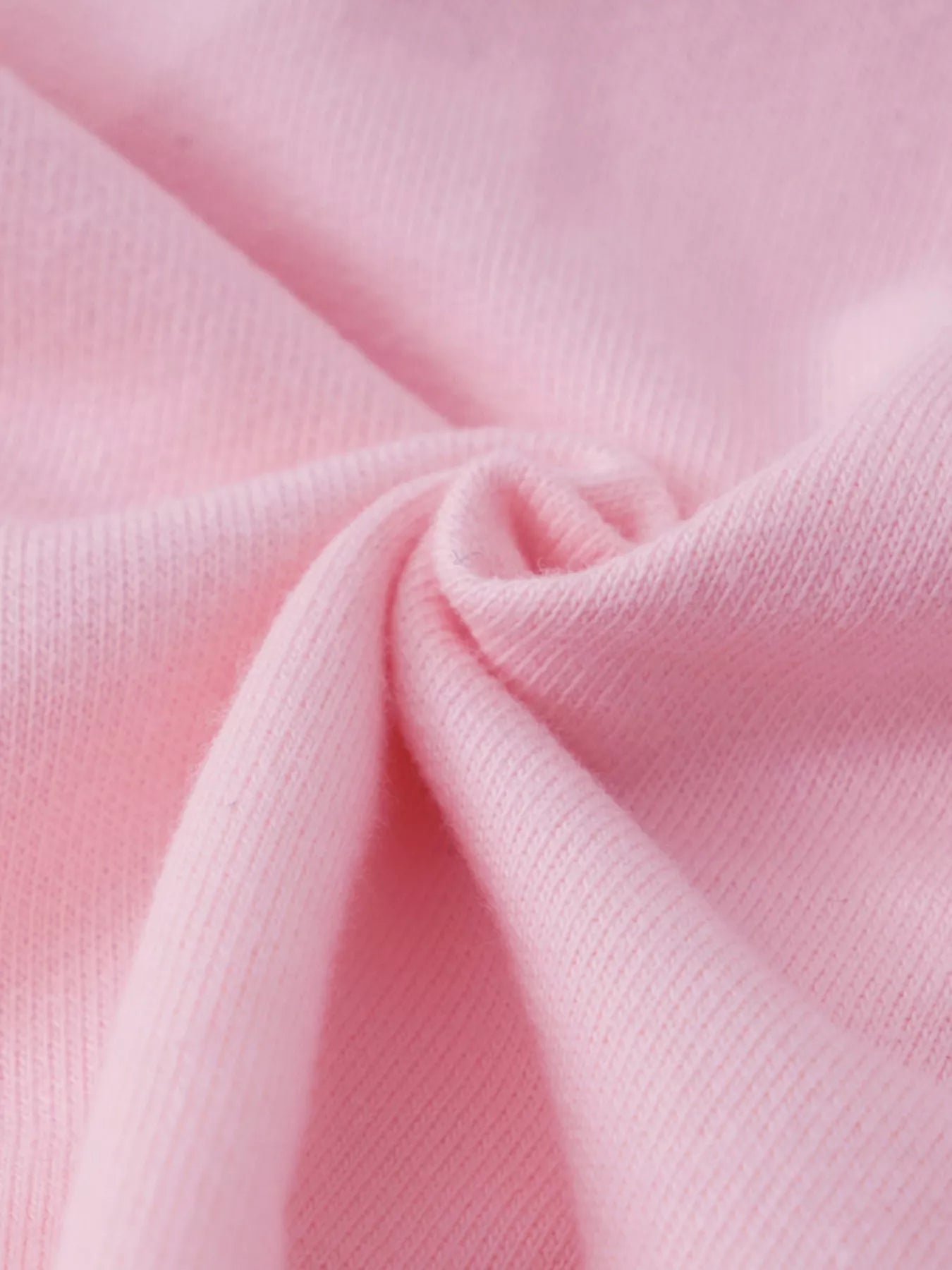 柔らかなコットン混生地にアニマルプリントが映えるキッズトップス質感クローズアップ
