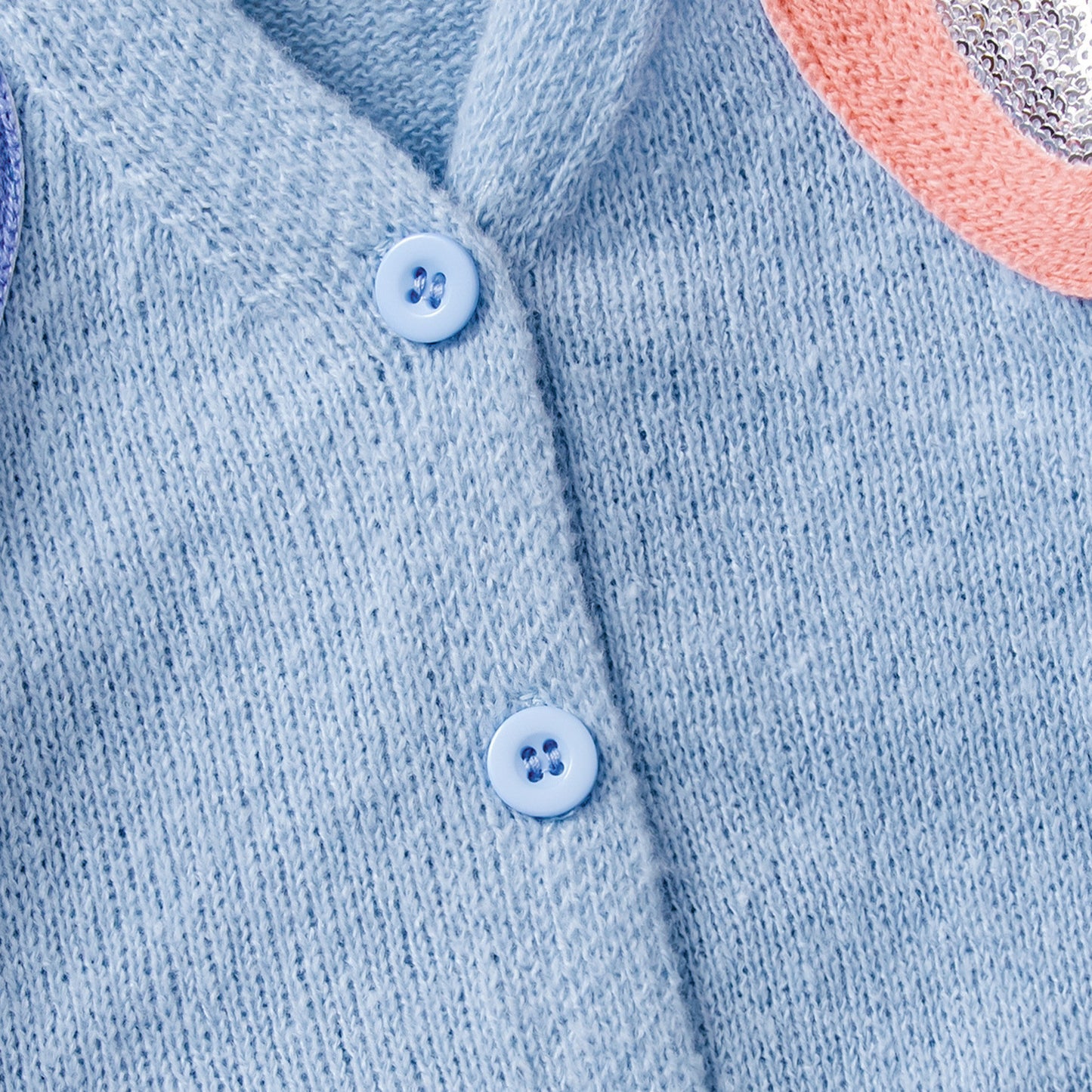 前開きシングルボタン仕様のガールズカーディガンのボタン部分アップ
