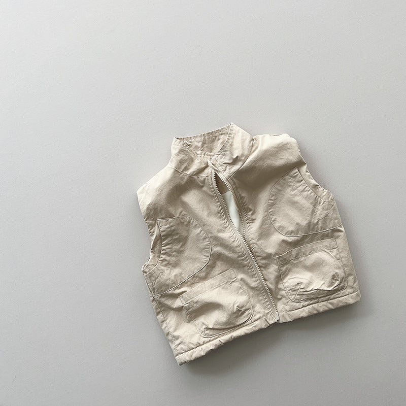 カーキカラーでカジュアルに着こなせる子ども用ベスト
