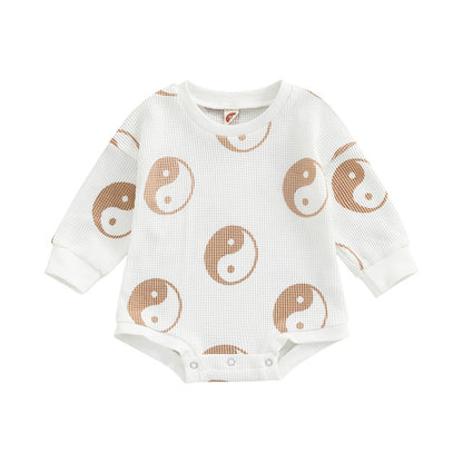 オレンジカラーの陰陽プリント長袖ロンパース正面デザイン
