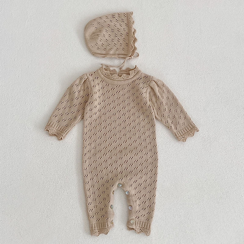 ベージュカラーの春秋ベビー服
