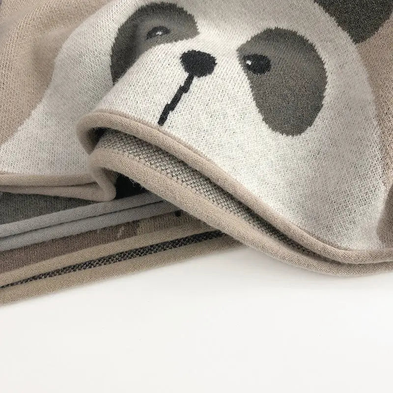 パンダモチーフがかわいいキッズニットトップスを平置きにした商品画像
