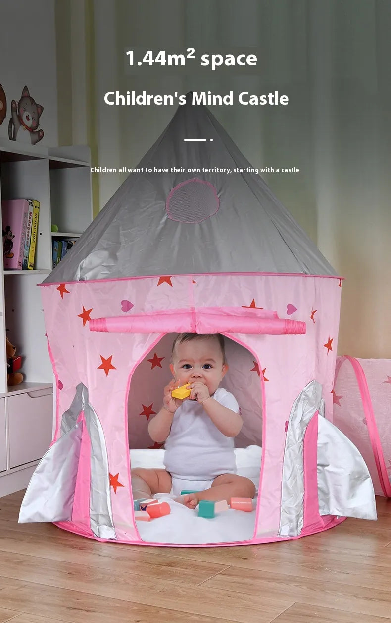 キャッスル型キッズテント ピンク 室内使用イメージ 赤ちゃんが中で遊ぶシーン（テキスト入り）

