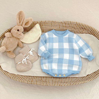 やわらかそうなコットンニット素材の長袖ベビーボディスーツ
