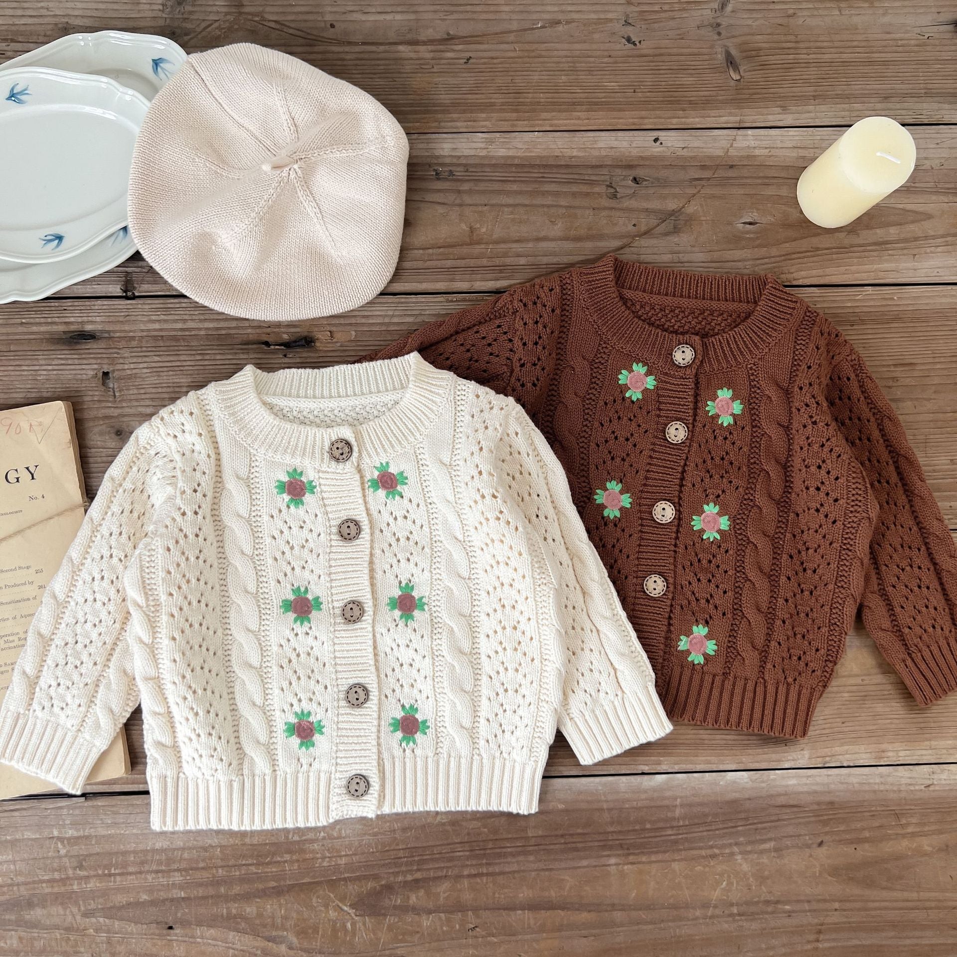 花柄ツイスト編み刺繍入りベビーニットカーディガン前面
