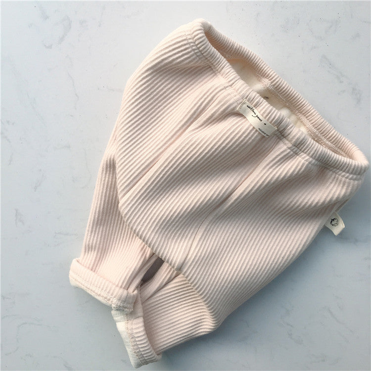 やさしいベージュカラーのコットンリブベビーレギンスパンツ立体ディテール
