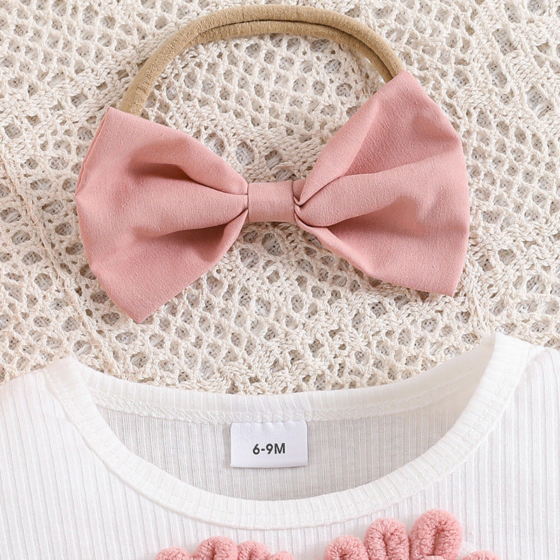 立体フラワーハートがあしらわれた胸元アップ
