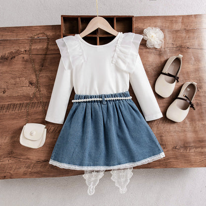 大きなレースリボンがついたデニム風スカートのディテール写真
