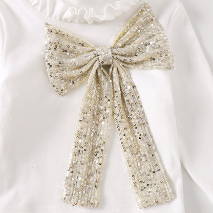 ワンピースと長袖トップスを並べて置いた女の子三点セットコーデ写真
