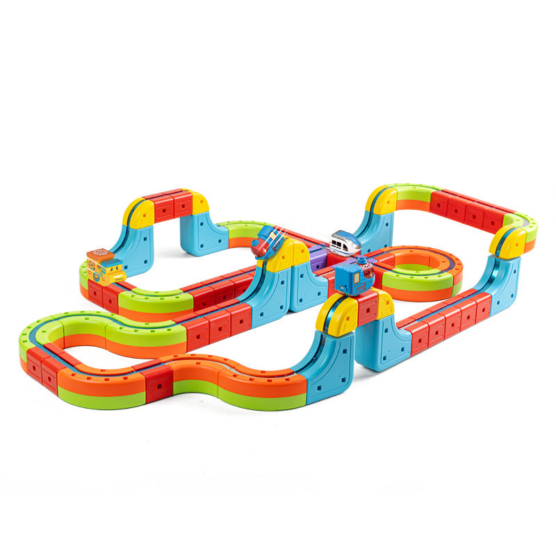 カラフルなレールブロックで立体コースを組み立てる子ども用トラック
