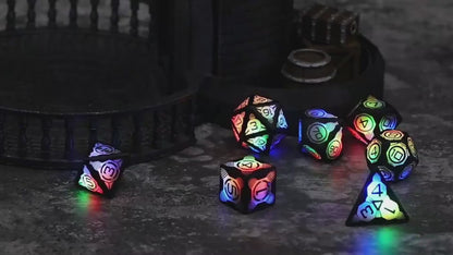 ラウンド形状のダイス面に数字チップが埋め込まれている様子が分かるアップ画像
