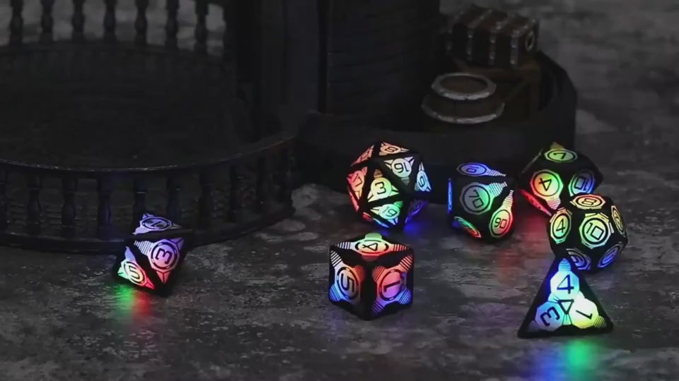 ラウンド形状のダイス面に数字チップが埋め込まれている様子が分かるアップ画像
