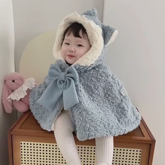 赤ちゃんがライトブルーのサメフード付きケープを羽織った全体バランスが分かる着用カット
