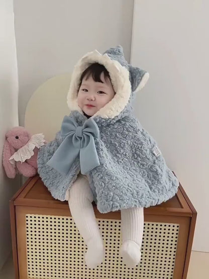 赤ちゃんがライトブルーのサメフード付きケープを羽織った全体バランスが分かる着用カット
