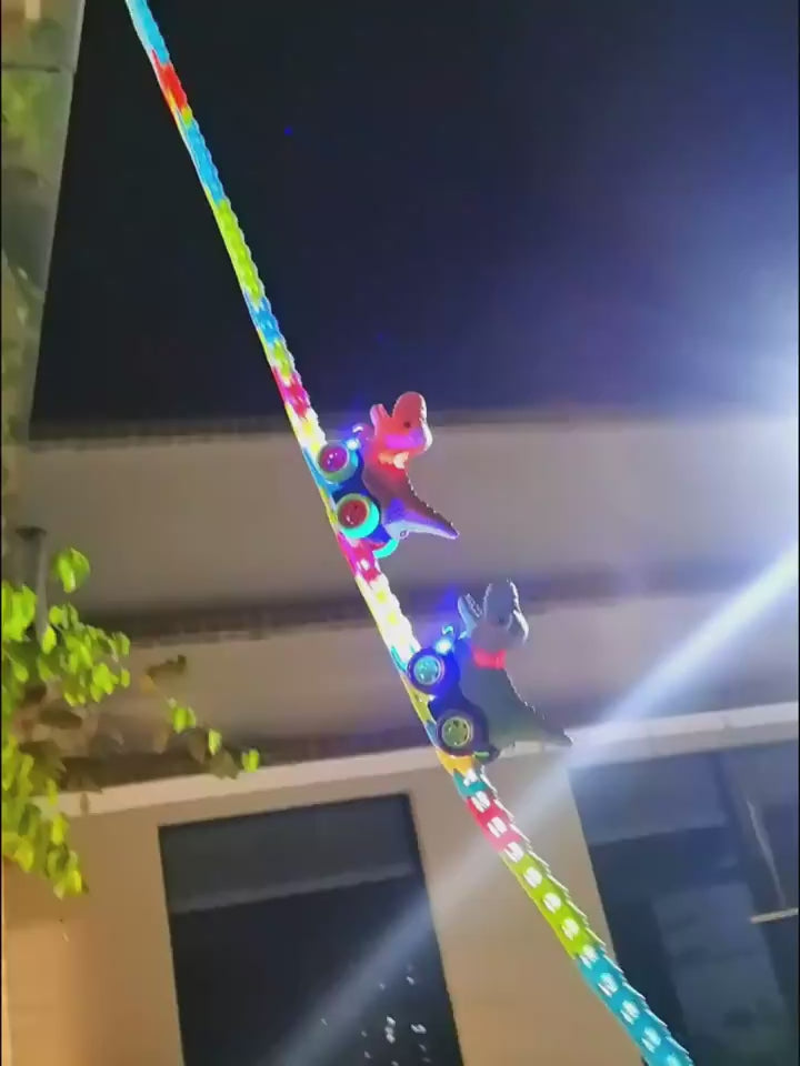 長いカラフルレールを壁に張り付けて恐竜カーが走っているローラーコースターおもちゃの全体写真
